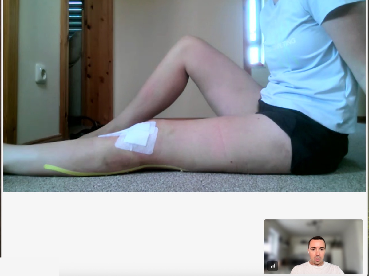 Videocall im Online-Coaching: Ronnie Nolte erklärt einer Athletin eine Übung, im Bild ihr getaptes Knie