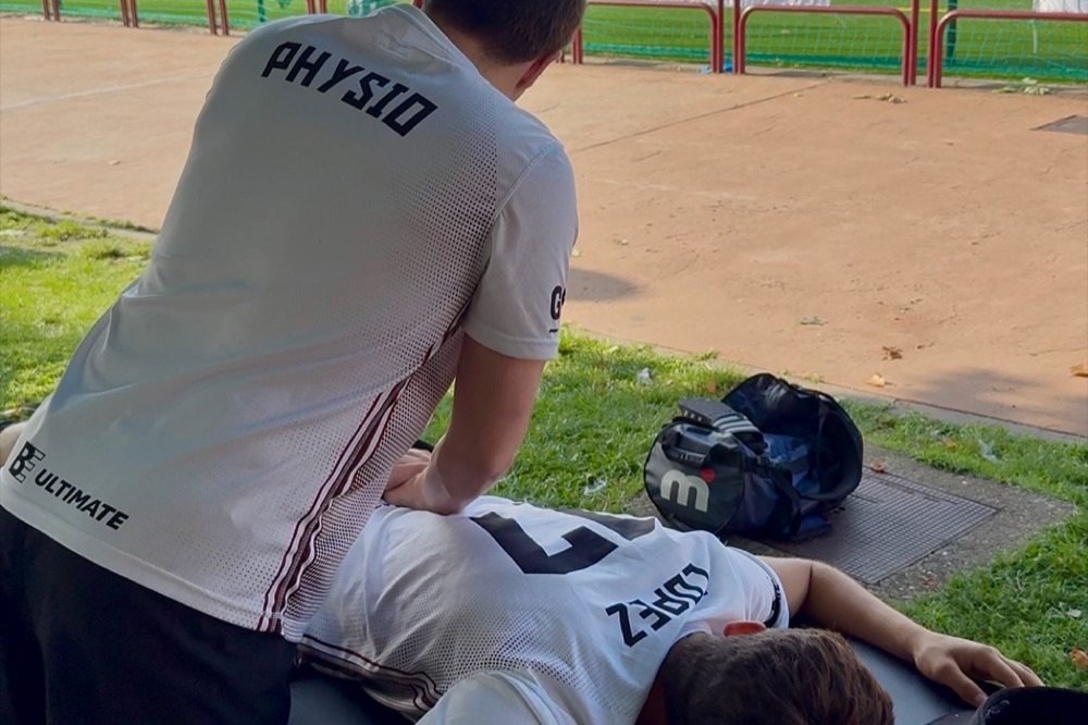 Ronnie Nolte behandelt einen Nationalspieler auf der Liege am Spielfeldrand